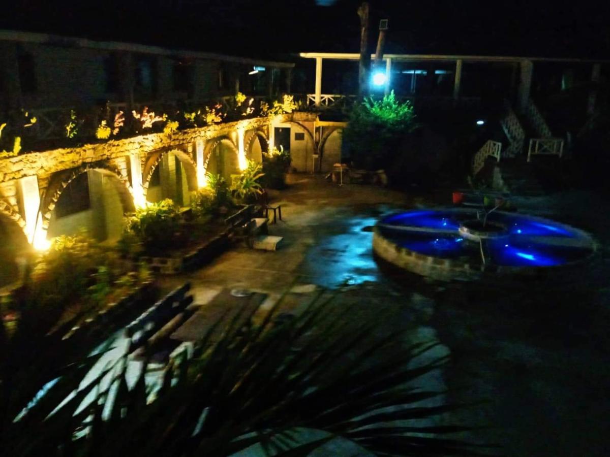 Sunbloom Beachfront Hotel&Restaurant Sinabacan Buitenkant foto