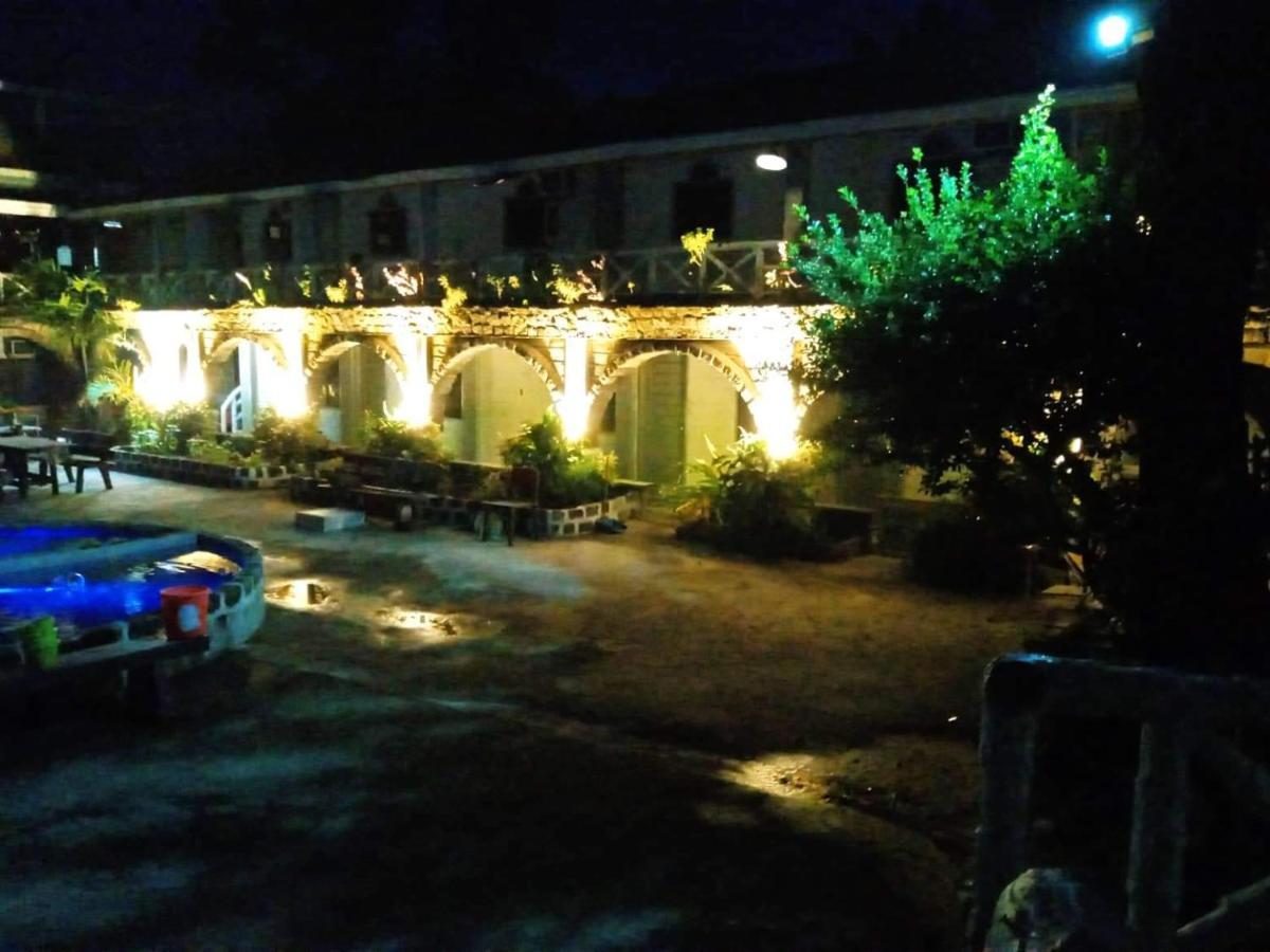 Sunbloom Beachfront Hotel&Restaurant Sinabacan Buitenkant foto