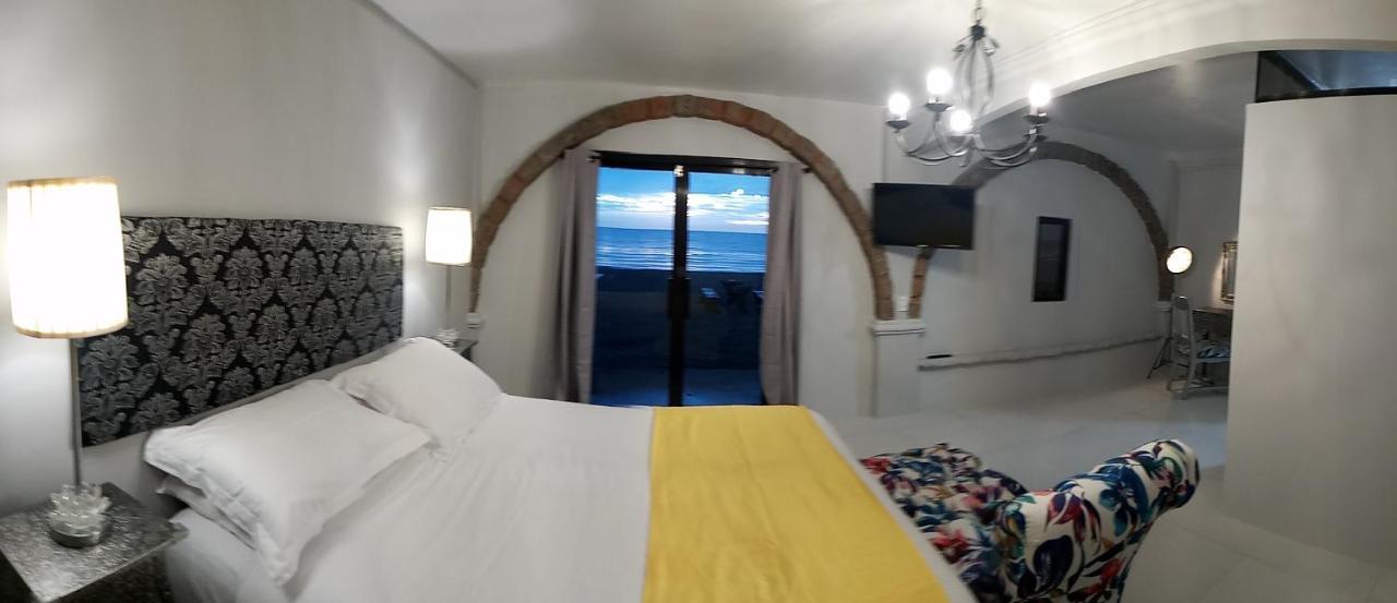 Sunbloom Beachfront Hotel&Restaurant Sinabacan Buitenkant foto