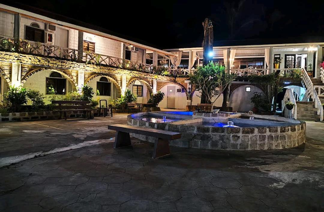 Sunbloom Beachfront Hotel&Restaurant Sinabacan Buitenkant foto