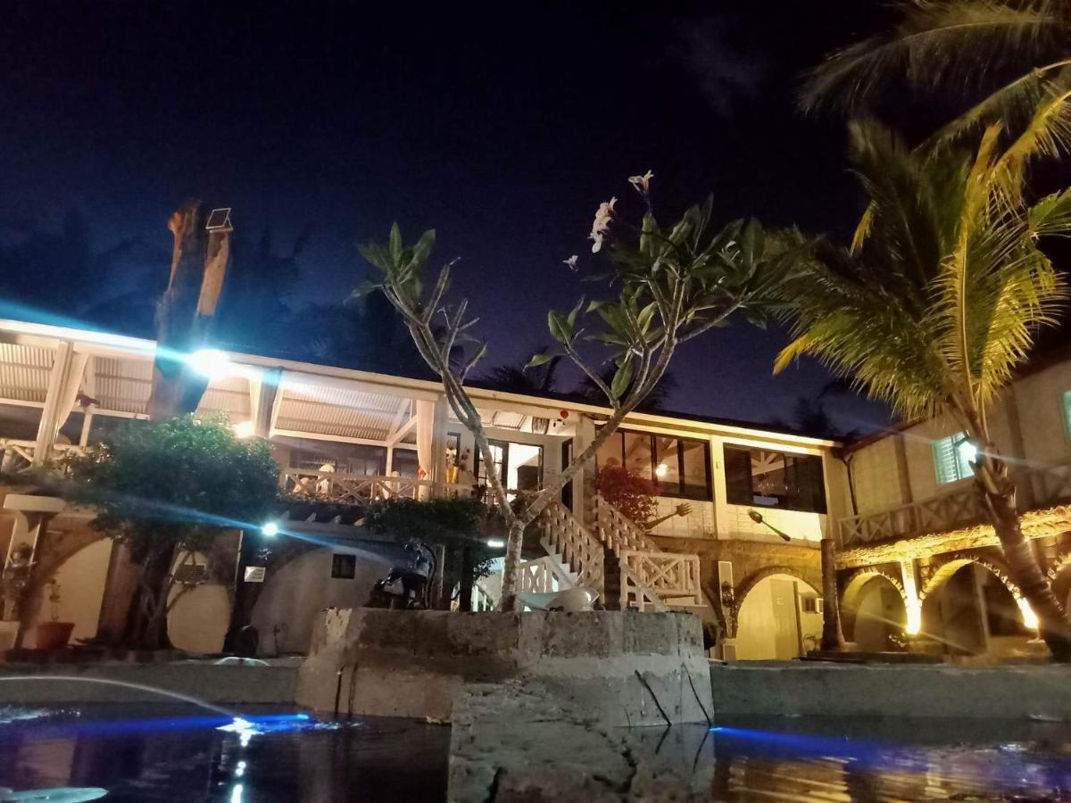 Sunbloom Beachfront Hotel&Restaurant Sinabacan Buitenkant foto