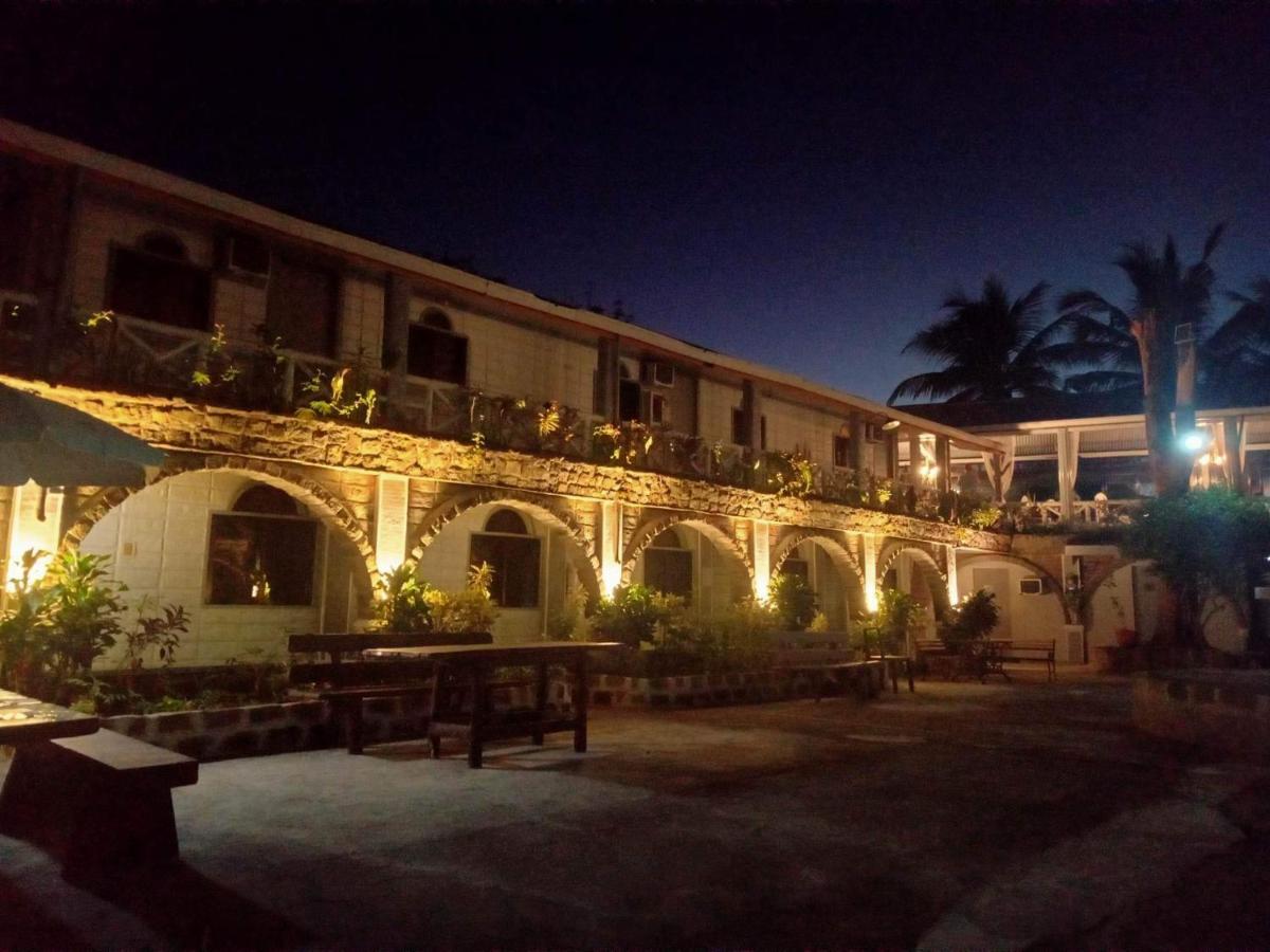 Sunbloom Beachfront Hotel&Restaurant Sinabacan Buitenkant foto