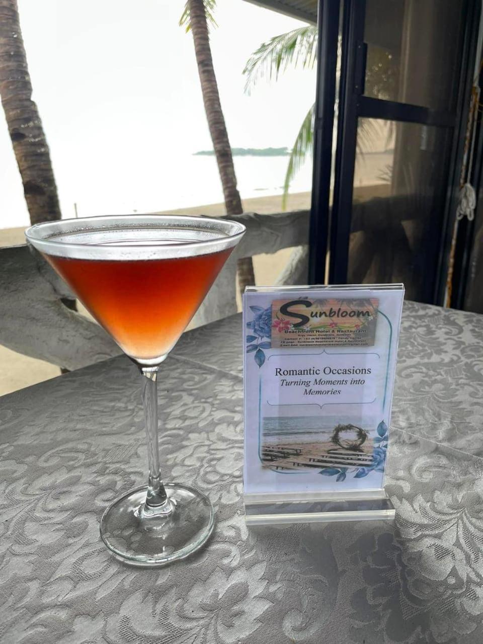 Sunbloom Beachfront Hotel&Restaurant Sinabacan Buitenkant foto