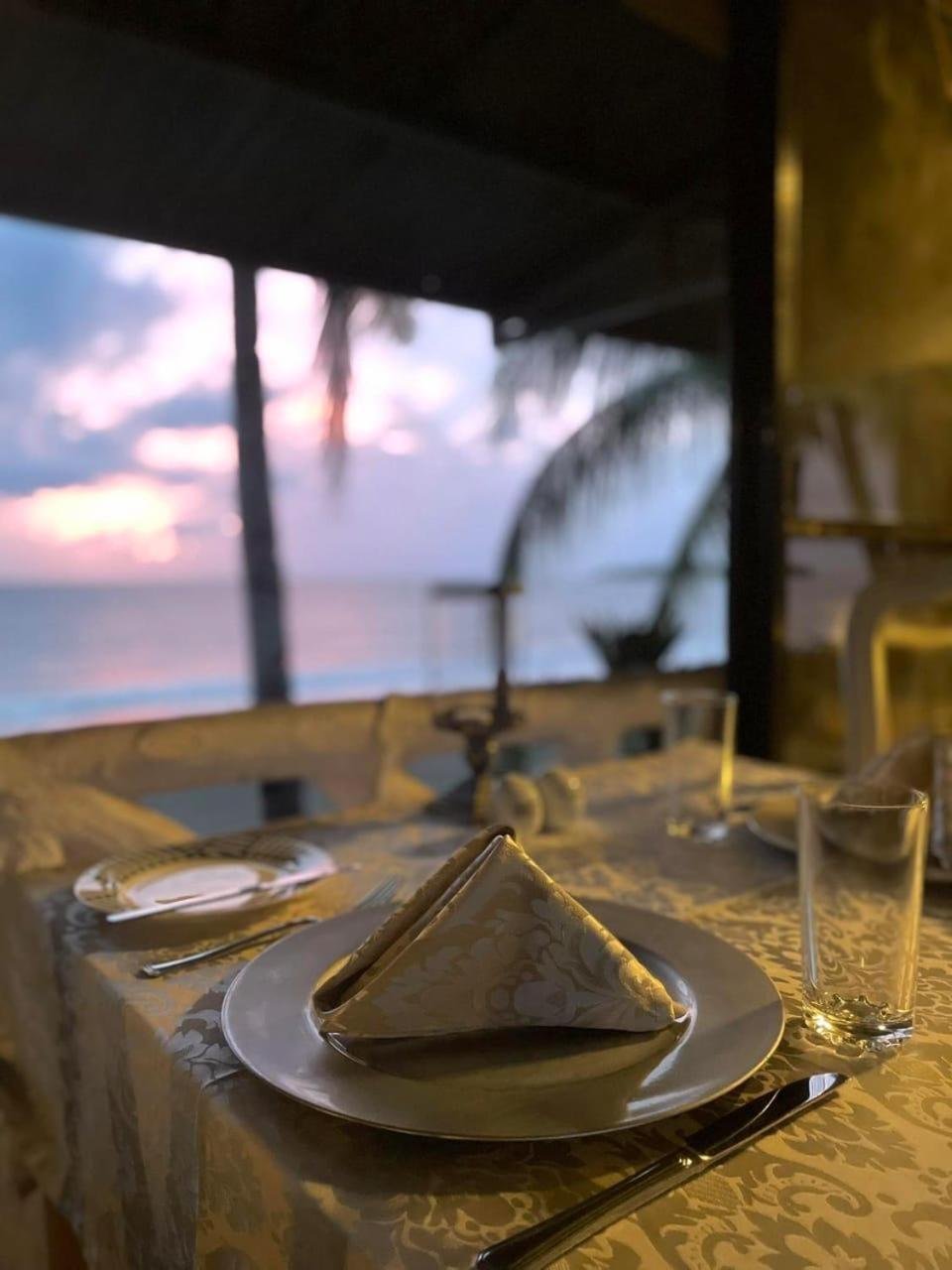 Sunbloom Beachfront Hotel&Restaurant Sinabacan Buitenkant foto